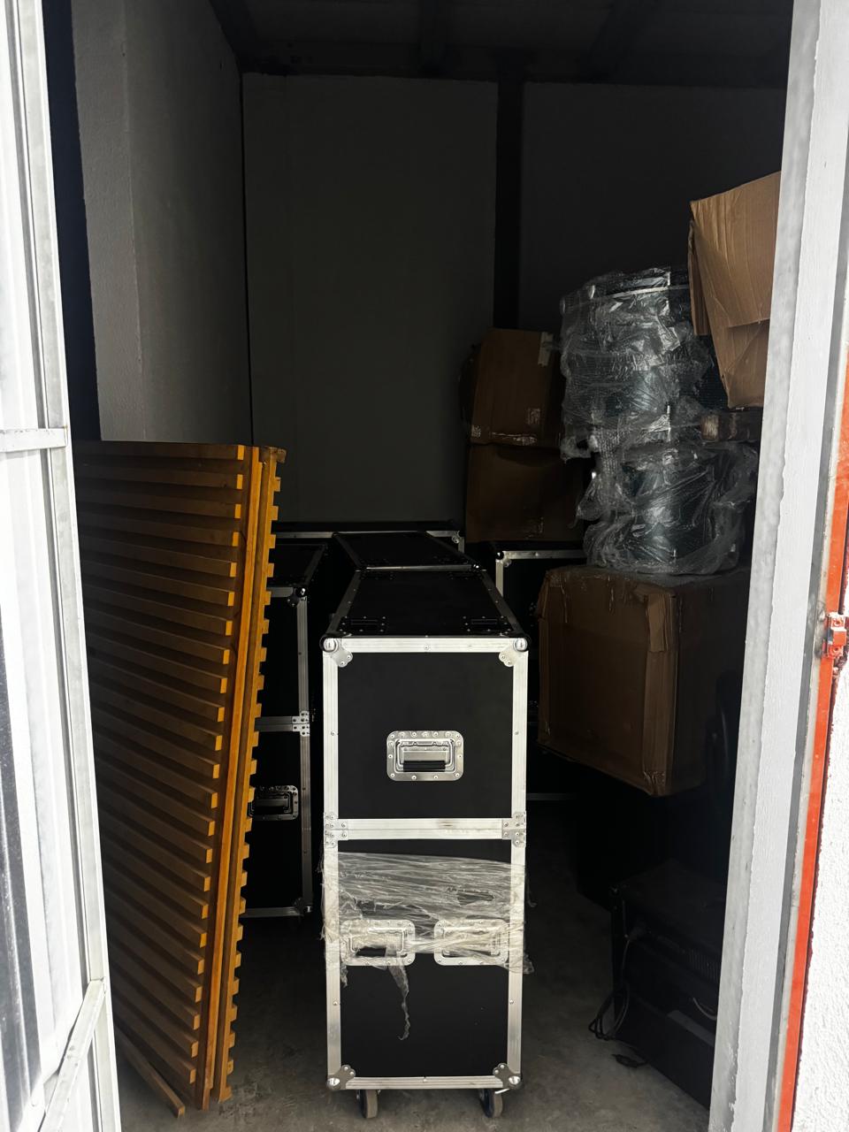 Box com equipamentos armazenados