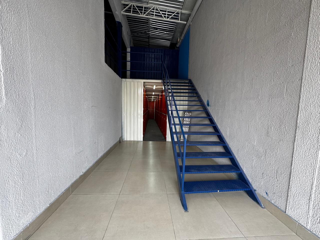 Corredor com escada de acesso ao segundo piso